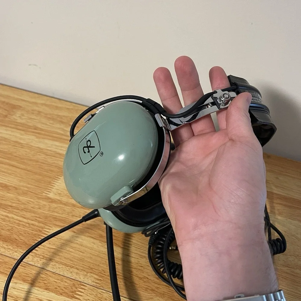 David Clark Noise Attenuating Aviation Headset/microphone. Model H10-20